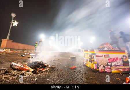 Frankfurt am Main, Deutschland. 01 Jan, 2020. Ausgebrannt Feuerwerke sind Rauchen auf der "Alten Brücke". Die Polizei ihre Präsenz auf Silvester, und Sicherheit und Feuerwerkskörper verbot Zonen erhöht haben auch in der Mainmetropole. Foto: Andreas Arnold/dpa Quelle: dpa Picture alliance/Alamy leben Nachrichten Stockfoto