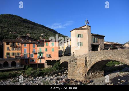 Das Dorf von Sospel, Altstadt, Abgabe Brücke, Fluss, das Tal der Roya Bevera, Alpes-Maritimes, Cote d'Azur, Provence, Frankreich, Europa Stockfoto