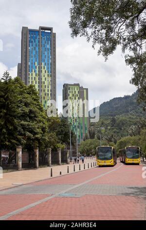 Lokale TransMilenio (BRT) Busse fahren bunten wohntürmen an der Avenida Jimenez in La Candelaria Stadtteil von Bogota, Kolumbien Stockfoto