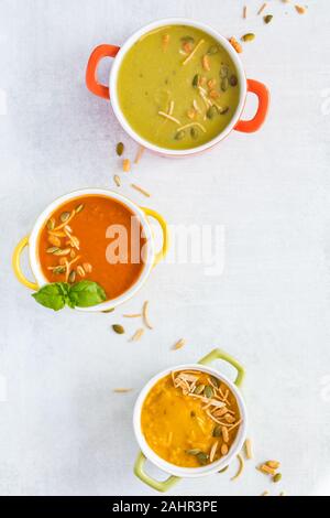 Von oben nach unten Blick auf drei Schalen verschiedener Arten von heiße Suppe fertig für den Verzehr. Kopieren Raum auf der rechten Seite. Stockfoto