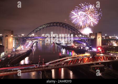 Newcastle upon Tyne, UK, 1. Januar 2020, Vorabend Newcastle ist Mitternacht das Neue Jahr Feuerwerk mit Tyne Bridge, Swing Bridge & Millennium Bridge, Kredit: David Whinham/Alamy leben Nachrichten Stockfoto