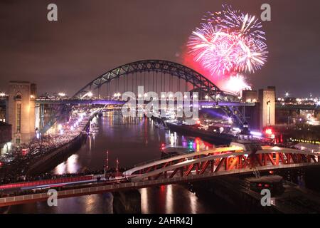 Newcastle upon Tyne, UK, 1. Januar 2020, Vorabend Newcastle ist Mitternacht das Neue Jahr Feuerwerk mit Tyne Bridge, Swing Bridge & Millennium Bridge, Kredit: David Whinham/Alamy leben Nachrichten Stockfoto