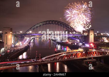 Newcastle upon Tyne, UK, 1. Januar 2020, Vorabend Newcastle ist Mitternacht das Neue Jahr Feuerwerk mit Tyne Bridge, Swing Bridge & Millennium Bridge, Kredit: David Whinham/Alamy leben Nachrichten Stockfoto