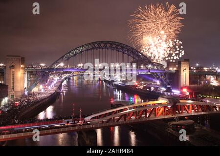 Newcastle upon Tyne, UK, 1. Januar 2020, Vorabend Newcastle ist Mitternacht das Neue Jahr Feuerwerk mit Tyne Bridge, Swing Bridge & Millennium Bridge, Kredit: David Whinham/Alamy leben Nachrichten Stockfoto