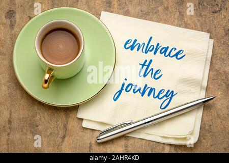 Umfassen die Reise inspirational Hinweis - Handschrift auf eine Serviette mit einer Tasse Kaffee, Leben und persönliche Entwicklung Konzept Stockfoto