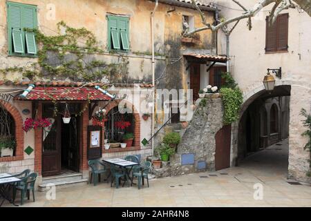 Thront die mittelalterliche Dorf von Peille, Alpes-Maritimes, Cote d'Azur, Côte d'Azur, Provence, Frankreich, Europa Stockfoto