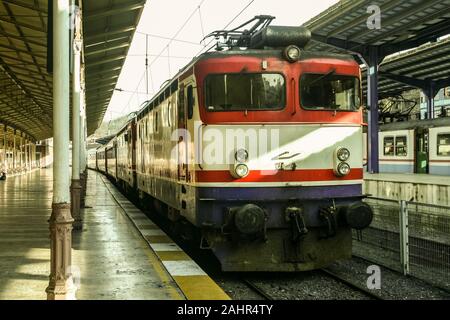 Türkische Eisenbahn Passagier Express der Bahn im Bahnhof Sirkeci Gar während eines sonnigen Sonnenuntergang. Sirkeci ist eine von den wichtigsten Terminals des Ista Stockfoto