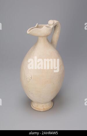 Eiförmig Ewer mit Abfackeln, Beak-Shaped Auswurfkrümmer, Floral, Medaillons und Reißverschluss - wie Band mit Palmette. 700 AD - 799 AD. China. Steinzeug mit unterglasur geformt und angewandte Dekoration Stockfoto