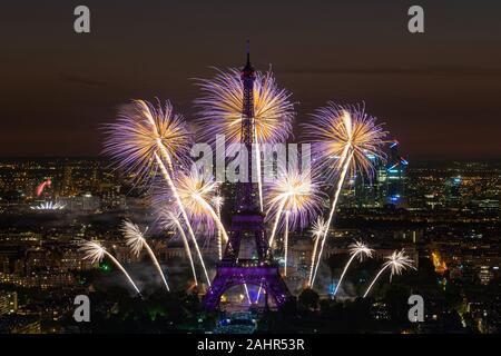 Feuerwerk auf dem Eiffelturm während der 14. Juli 2019 französischer Nationalfeiertag feiern in Paris, Frankreich Stockfoto