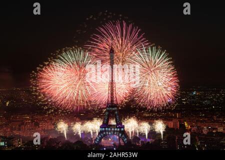 Feuerwerk auf dem Eiffelturm während der 14. Juli 2019 französischer Nationalfeiertag feiern in Paris, Frankreich Stockfoto