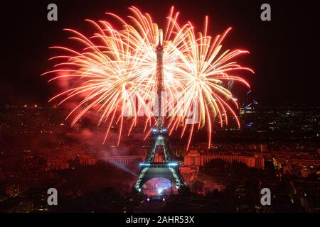 Feuerwerk auf dem Eiffelturm während der 14. Juli 2019 französischer Nationalfeiertag feiern in Paris, Frankreich Stockfoto