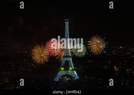 Feuerwerk auf dem Eiffelturm während der 14. Juli 2019 französischer Nationalfeiertag feiern in Paris, Frankreich Stockfoto