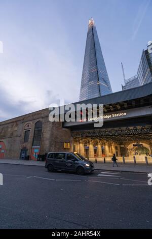 Taxi vor dem Bahnhof London Bridge, London, UK warten Stockfoto