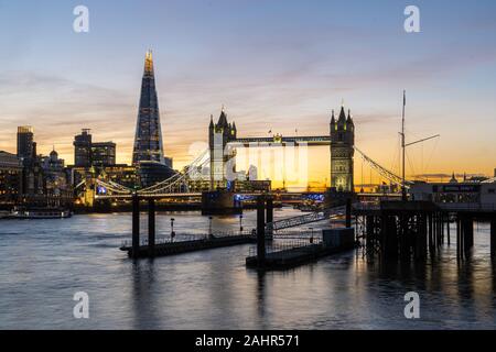 Tower Bridge und The Shard, London, UK Stockfoto