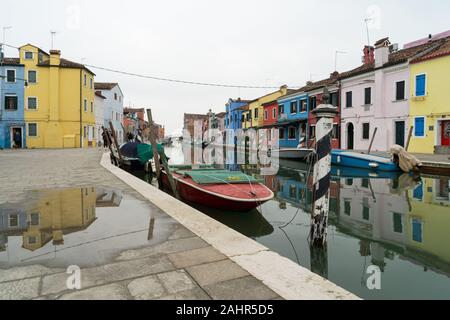 Kanal und bunte Häuser auf der Insel Burano, Venedig, Italien Stockfoto