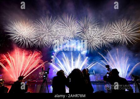 London Silvester Feuerwerk feiern den Beginn des Jahres 2020 Vor dem London Eye. Die Massen stellte sich heraus, dass Tausende und verpackt im Zentrum von London. Stockfoto