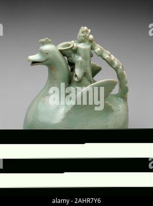 Vogel geformt Ewer mit gekrönt Rider Holding eine Schüssel. 1100-1199. Korea. Steinzeug mit celadon Glasur und unterglasur eingeschnittenen Dekoration der wohlhabenden Goryeo Dynastie, die seinen Namen in modernen gab Korea produziert einige der angesehensten Keramik der Welt. Überragende unter diesen sind celadons, deren eisenhaltige Glasuren von Chinesischen Töpfer verfeinert hatte einen subtilen Bereich von grau und blau-grünen Farbtönen zu erstellen. Unter der Goryeo Hof, Koreanisch Handwerker zeichnete nach der Chinesischen celadon Tradition Backwaren der beispiellose Schönheit und Genialität zu erstellen. Die technische Weiterentwicklung und stilistische Naivität dieser in Stockfoto