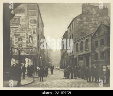 James Craig Annan. Bridgegate von Ecke der Market Street. 1899. Schottland. Photogravüre, Platte 49 aus dem Buch Die alten Schließt & Straßen von Glasgow (1900) Stockfoto