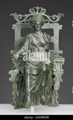 Antike römische. Statuette eines thront. 1AD - 100 AD. Römische Reich. Bronze und Silber inlay dieses statuette wird gedacht, Concordia, dem Römischen Personifizierung der Harmonie, einer der vier wichtigsten Tugenden des Römischen Reiches darzustellen. Concordia sitzt auf einem hohen Thron und trägt ein dekoratives Stirnband, eine lange Tunika über ihre Taille gebunden, und einen Umhang, die Vorhänge über Ihre linke Schulter und schoss. Die Zahl wahrscheinlich hielt ein trankopfer Gericht in ihrer erweiterten Rechten und ein Füllhorn (füllhorn) in ihrer fehlenden linken Hand. Stockfoto