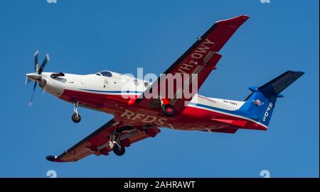 Pilatus PC-12 Der Royal Flying Doctor Service Ansatz von Flughafen Broome, Western Australia Stockfoto