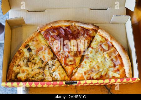 Kuala Lumpur, Malaysia - 8. November 2019: Pezzo Pizza in Stücken ist die Pizza Franchise in Kuala Lumpur, Malaysia. Stockfoto