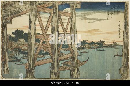 Utagawa Hiroshige. Twilight Moon in der Ryogoku Brücke (Ryogoku keine yoizuki), aus der Serie bekannten Blick auf die östliche Hauptstadt (Toto Meisho). 1826 - 1836. Japan. Farbe holzschnitt; Oban den frühen Eindrücke von diesem Design fast ausschließlich in blau gedruckt, mit einem subtilen Farbabstufungen (bokashi) von Blau Weiß im Wasser zu. Nur die rosa Wolken verhindern den Eindruck auf der linken Seite von einem "Blau" (aizuri-e) drucken. Später Eindrücke, wie diese, einige andere Farben verwenden und jetzt, das Wasser ist ein Blau. Das Design wurde mit einem dekorativen Grenze die Biene hat gedruckt Stockfoto