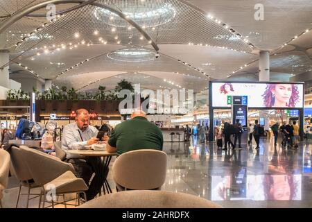 Istanbul, Türkei - 28.09.2019: Leute in der Abflughalle des Flughafens. Der neue Flughafen wurde im Oktober 2018 eröffnet. Stockfoto