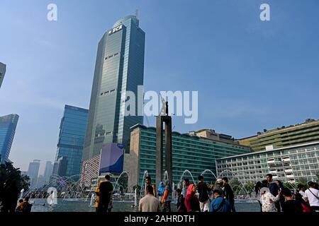 Jakarta, Indonesien - 2019.12.22: Menschen bei bundaran hi Kreisverkehr (m h Jalan thamrin) während einer autofreien Sonntag Morgen - Hintergrund: patung Selamat d Stockfoto