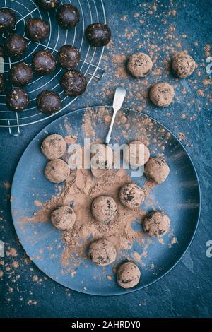 Hausgemachte vegan cacao Datum Cranberry und Mutter Energie Kugeln in Kakao-pulver abgedeckt Stockfoto