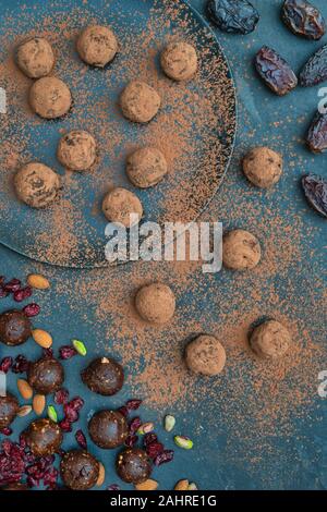 Hausgemachte vegan cacao Datum Cranberry und Mutter Energie Kugeln in Kakao-pulver abgedeckt Stockfoto