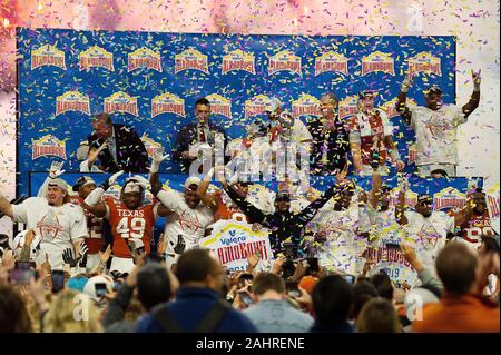 San Antonio, TX, USA. 31 Dez, 2019. Texas Longhorns feiern Gewinnen 38-10 an den NCAA Valero Alamo Schüssel gegen Universität von Utah im Alamodome Stadion in San Antonio, TX. Mario Cantu/CSM/Alamy leben Nachrichten Stockfoto