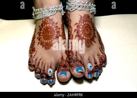 Neue indische Braut Bein mit Mehandi design Stockfoto