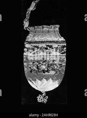 Beutel. 1801 - 1900. Frankreich. Kleine runde opake und transparente Glasperlen in Häkeln Boden; Seidenband Rubrik Stockfoto