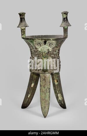 Becher (jia). 1200 v. Chr. - 1046 v. Chr.. China. Bronze Monumental und genaue Gießen von Tier Bilder zeichnen dieses Schiff als Kommission des späten Shang König. Zwei Ebenen von Monster Masken umkreisen die ausgestellten Schüssel. Verlängerte Version dieser Masken, die auch als gepaarte Schlangen interpretiert werden, die stark verjüngten Beine hinunter. Ein Rind Kopf mit geschwungenen Hörner Kronen den Gurt. Stücke der Lehm Kern, durch Löcher in den Beinen sichtbar bleiben vom Stück - kokillenguss Prozess. Stockfoto