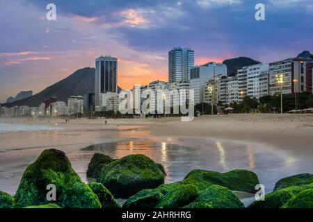 Copacabana Strand bei Sonnenuntergang, Rio de Janeiro, Brasilien, Praia de Copacabana Landschaft, Stadtlandschaft in der Dämmerung Brasilien Stockfoto