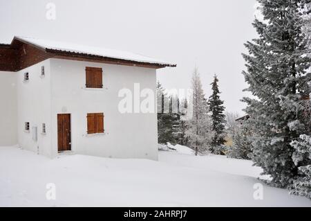 Spaziergang in der Station der GAP durch die Kälte, Schnee und Frost. Frankreich Stockfoto