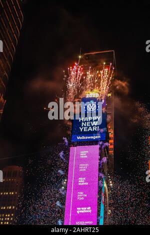 New York, NEW YORK, Estados Unidos. 1 Jan, 2020. Feuerwerke erleuchten den Himmel während Silvester am Times Square in New York, USA, am 1. Januar 2020. Credit: Vanessa Carvalho/ZUMA Draht/Alamy leben Nachrichten Stockfoto