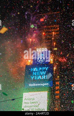 New York, NEW YORK, Estados Unidos. 1 Jan, 2020. Feuerwerke erleuchten den Himmel während Silvester am Times Square in New York, USA, am 1. Januar 2020. Credit: Vanessa Carvalho/ZUMA Draht/Alamy leben Nachrichten Stockfoto