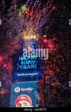 New York, NEW YORK, Estados Unidos. 1 Jan, 2020. Feuerwerke erleuchten den Himmel während Silvester am Times Square in New York, USA, am 1. Januar 2020. Credit: Vanessa Carvalho/ZUMA Draht/Alamy leben Nachrichten Stockfoto