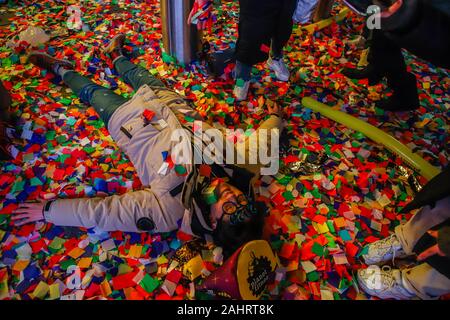 New York, NEW YORK, Estados Unidos. 1 Jan, 2020. Das Publikum folgt die Ankunft des Jahres 2020 während der Party am Times Square, New York. Credit: Vanessa Carvalho/ZUMA Draht/Alamy leben Nachrichten Stockfoto