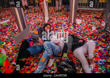 New York, NEW YORK, Estados Unidos. 1 Jan, 2020. Das Publikum folgt die Ankunft des Jahres 2020 während der Party am Times Square, New York. Credit: Vanessa Carvalho/ZUMA Draht/Alamy leben Nachrichten Stockfoto