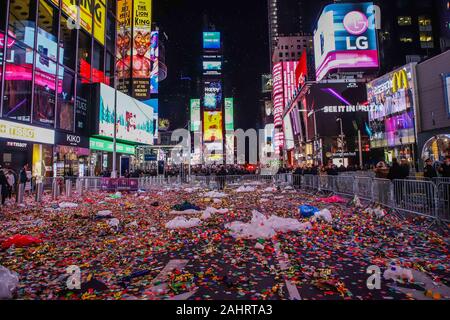 New York, NEW YORK, Estados Unidos. 1 Jan, 2020. Das Publikum folgt die Ankunft des Jahres 2020 während der Party am Times Square, New York. Credit: Vanessa Carvalho/ZUMA Draht/Alamy leben Nachrichten Stockfoto