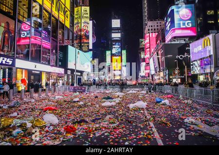 New York, NEW YORK, Estados Unidos. 1 Jan, 2020. Das Publikum folgt die Ankunft des Jahres 2020 während der Party am Times Square, New York. Credit: Vanessa Carvalho/ZUMA Draht/Alamy leben Nachrichten Stockfoto