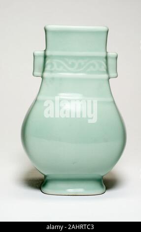 Vase in der Form eines archaischen Bronze Schiff. 1700 - 1899. China. Celadon - glasiertem Porzellan mit unterglasur geformten Dekoration Stockfoto