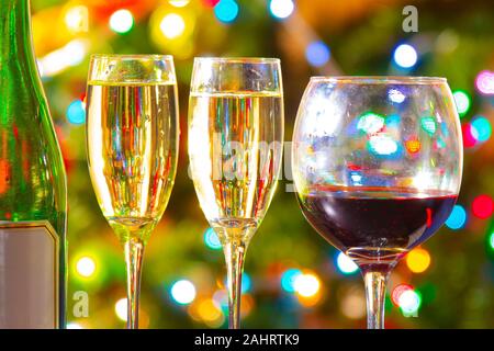 Sekt mit etwas Rotwein und buntes Licht auf dem Hintergrund Stockfoto