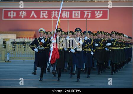 Peking, China. 1 Jan, 2020. Eine nationale Flagge - Anhebung Zeremonie ist am Tian'anmen-Platz in Peking, der Hauptstadt von China, 1. Jan. 2020 statt. Credit: Peng Ziyang/Xinhua/Alamy leben Nachrichten Stockfoto