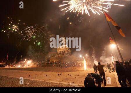 Koblenz, Deutschland. 01 Jan, 2020. Hunderte von Koblenzers Feuer weg Silvester Feuerwerk am Deutschen Eck vor dem Reiterstandbild von Kaiser Wilhelm am Zusammenfluss von Rhein und Mosel. Quelle: Thomas Frey/dpa/Alamy leben Nachrichten Stockfoto