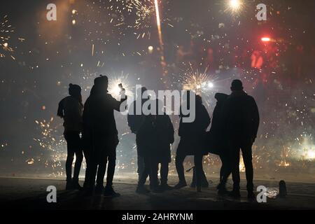 Koblenz, Deutschland. 01 Jan, 2020. Hunderte von Koblenzers Feuer weg Silvester Feuerwerk am Deutschen Eck vor dem Reiterstandbild von Kaiser Wilhelm am Zusammenfluss von Rhein und Mosel. Quelle: Thomas Frey/dpa/Alamy leben Nachrichten Stockfoto