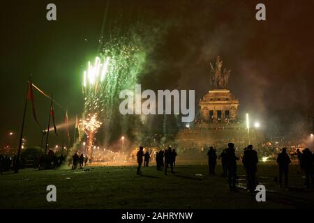 Koblenz, Deutschland. 01 Jan, 2020. Hunderte von Koblenzers Feuer weg Silvester Feuerwerk am Deutschen Eck vor dem Reiterstandbild von Kaiser Wilhelm am Zusammenfluss von Rhein und Mosel. Quelle: Thomas Frey/dpa/Alamy leben Nachrichten Stockfoto