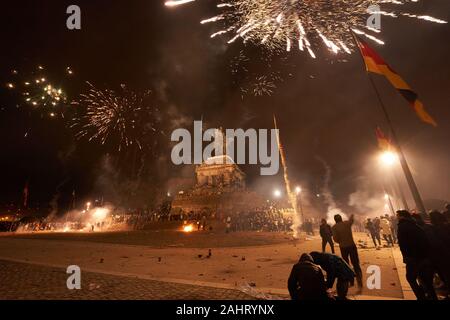 Koblenz, Deutschland. 01 Jan, 2020. Hunderte von Koblenzers Feuer weg Silvester Feuerwerk am Deutschen Eck vor dem Reiterstandbild von Kaiser Wilhelm am Zusammenfluss von Rhein und Mosel. Quelle: Thomas Frey/dpa/Alamy leben Nachrichten Stockfoto